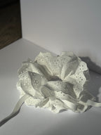 White lace ruffle scrunchie，elegant Ponytail Holders，daylily hair tie