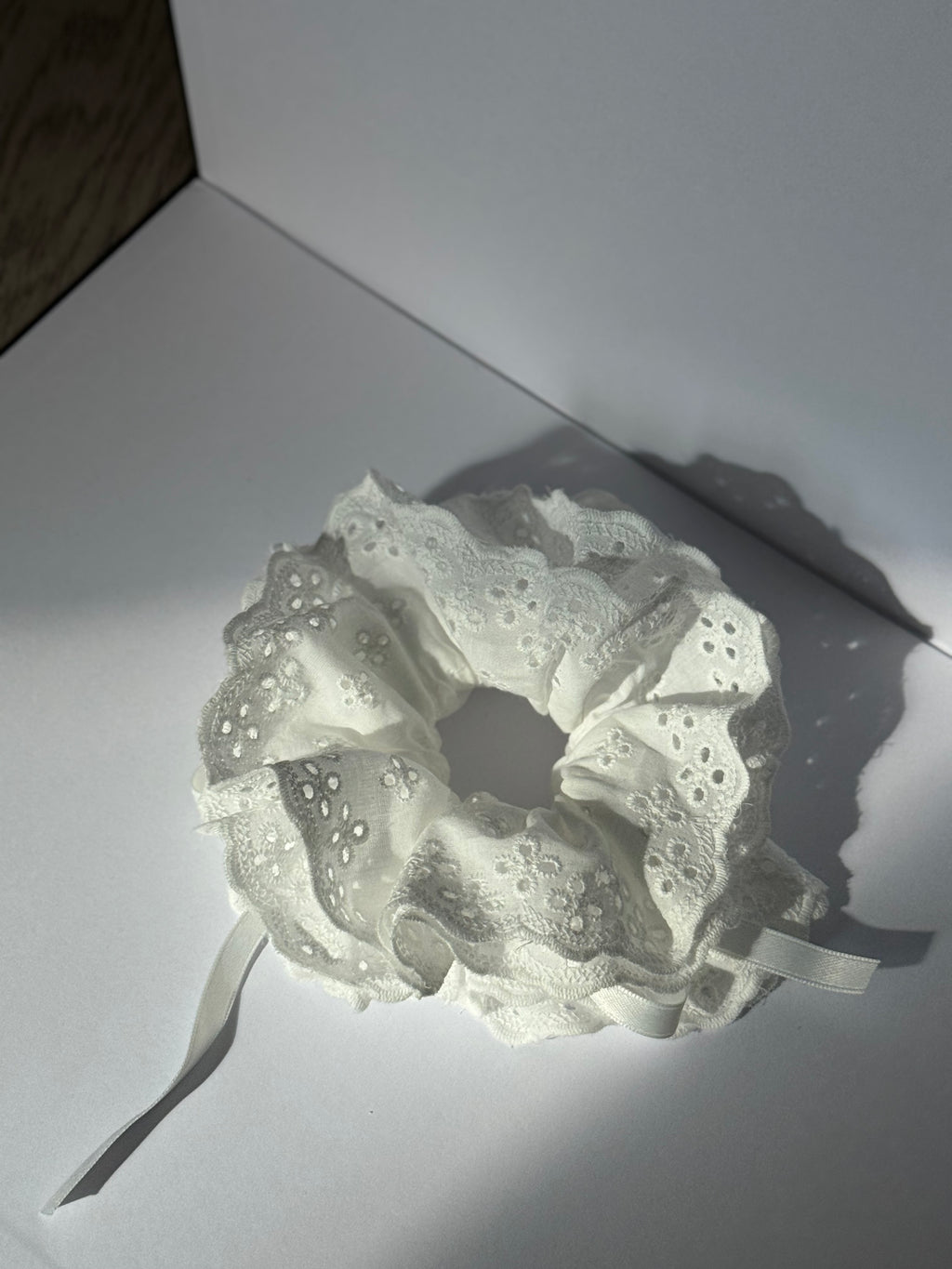 White lace ruffle scrunchie，elegant Ponytail Holders，daylily hair tie