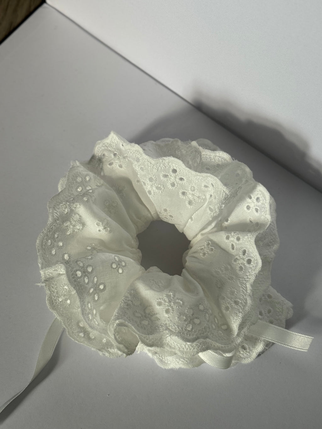 Cloud –White lace ruffle scrunchie，elegant Ponytail Holders，daylily hair tie